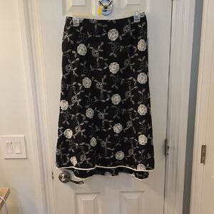 Embroidered Floral Black and White Linen Skirt Size 4 (#14)